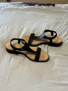 Croft & Barrow Lorelai Comfy Strap Sandal in Black - Size 8